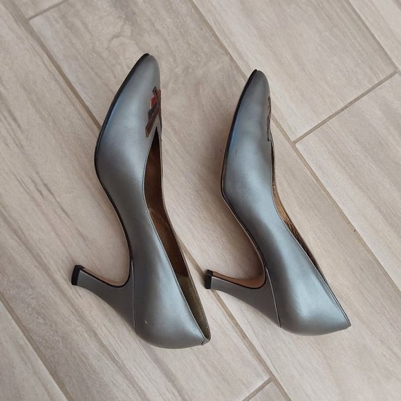 Amalfi Gray Metallic Leather Pointed Toe Slip On Mid Heel Pump.  Size 6B - Picture 3 of 7